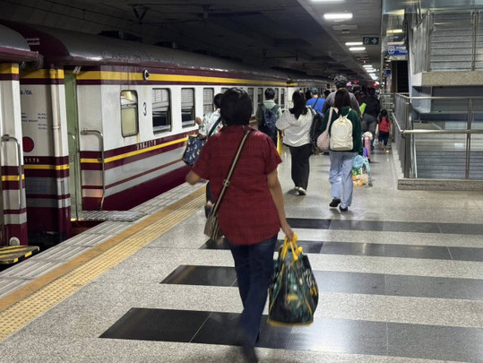 ขร.เผยวันหยุดแรกสงกรานต์ 69 คนใช้ระบบรางกว่า 1 ล้านคน-เที่ยว 