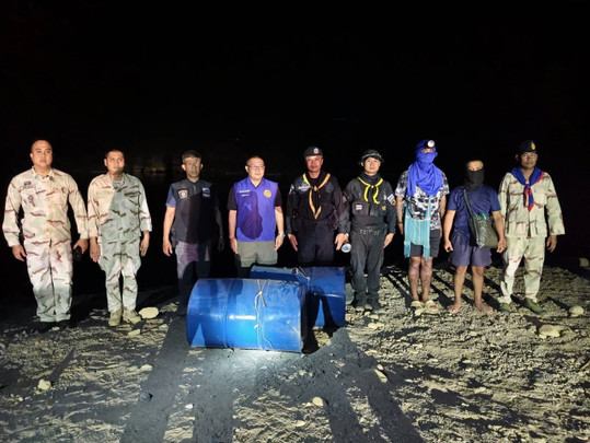 จนท.ยึดน้ำมัน 840 ลิตร ขณะลักลอบขนข้ามแดน จ.ตาก