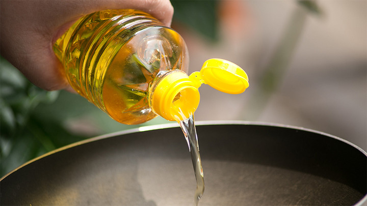 อั้นไม่ไหว พาณิชย์ไฟเขียว  ขึ้นราคาน้ำมันปาล์มขวด 1-2 บาท เป็น 49-50 บาท