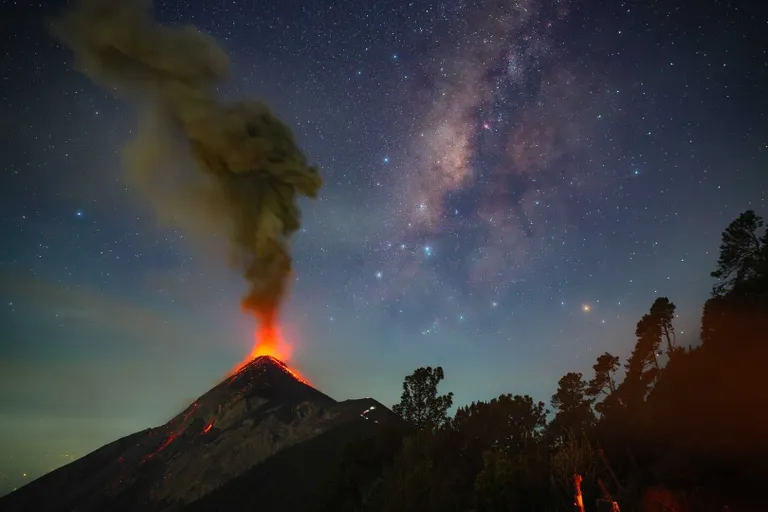 ‘Cosmic Fire (อัคนีจักรวาล)’ โดย Sergio Montúfar ถ่ายที่ภูเขาไฟ Volcán Acatenango กัวเตมาลา