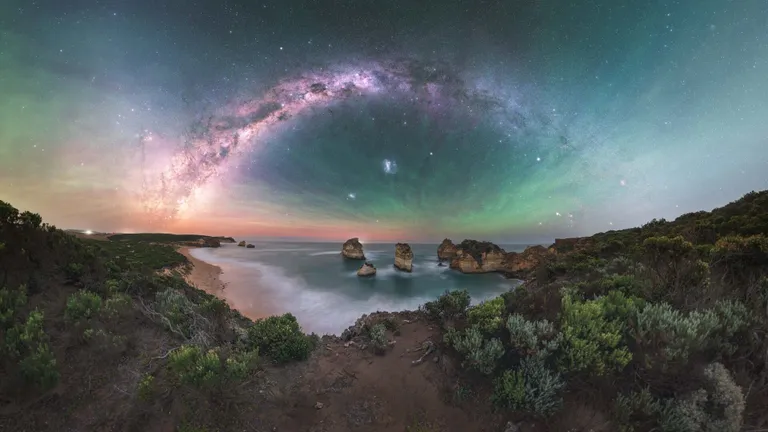 ‘Diamond Beach Emerald Sky’ โดย Brent Martin ถ่ายบนถนนมรดกแห่งชาติสาย Great Ocean Road ออสเตรเลีย