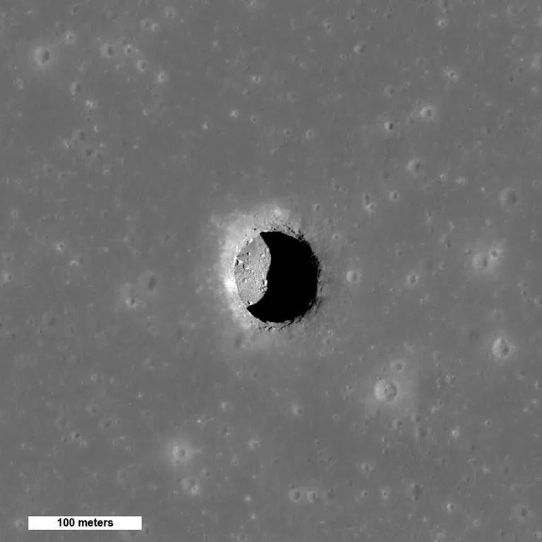 หลุมยุบความลึก 100 เมตรชื่อ Mare Tranquillitatis บนดวงจันทร์