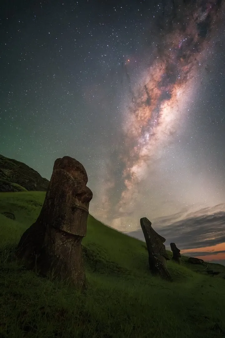 11 ‘The Night Guardians (ผู้พิทักษ์แห่งรัตติกาล)’ โดย Rositsa Dimitrova ถ่ายที่เกาะ Easter Island ชิลี