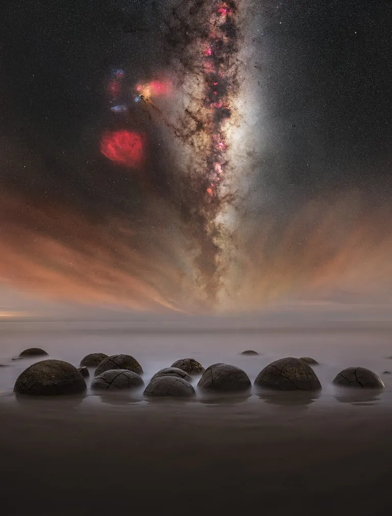 ‘Galaxy of the Stone Array (กาแล็กซีทิวศิลา)’ โดย Alvin Wu ถ่ายที่แนวหิน Moeraki Boulders นิวซีแลนด์