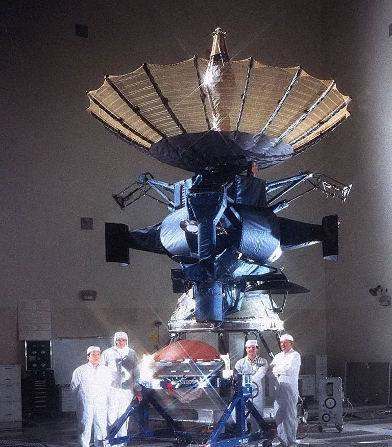 ภาพถ่ายการทดสอบกางจานรับสัญญาณของยานกาลิเลโอเมื่อปี 1983