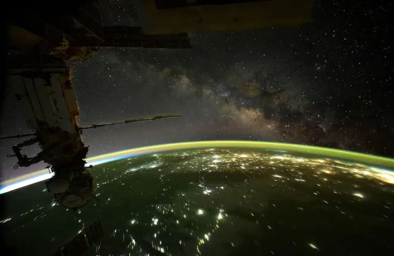 ‘One in a Billion (หนึ่งในพันล้าน)’ โดย Don Pettit ถ่ายที่สถานีอวกาศนานาชาติ (ISS)