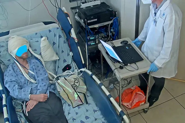 Speech brain computer interface experiment-patient and Dr. Ariel Tankus ภาพจาก Tel Aviv University
