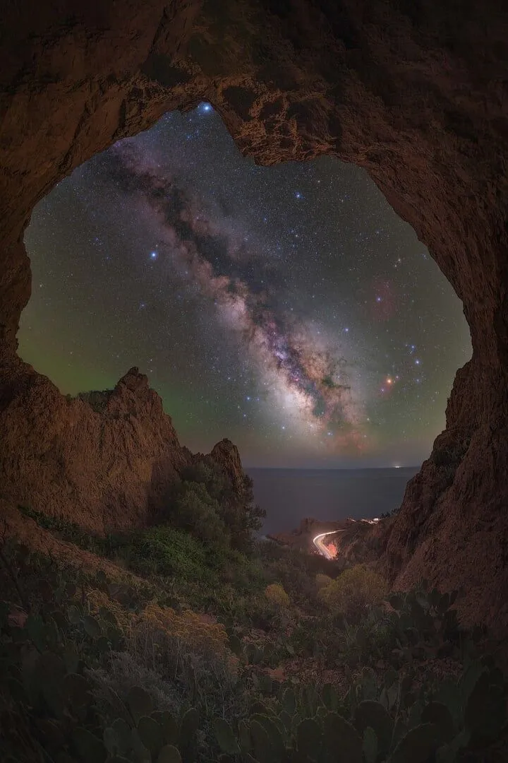 ‘A Stellar View From The Cave (ทิวทัศน์แห่งดวงดาวจากถ้ำ)’ โดย Anthony Lopez ถ่ายที่คอมมูน Saint-Raphaël ฝรั่งเศส