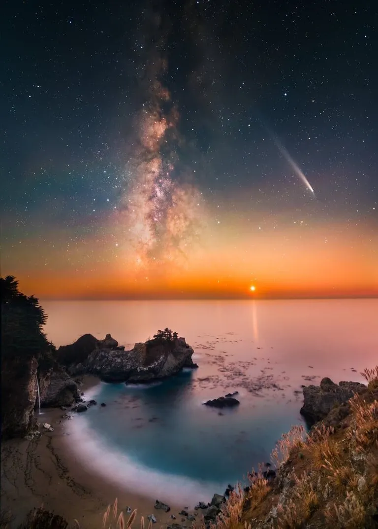 ‘Starlit Ocean: A Comet, the setting Venus, the Milky Way, and McWay Falls (มหาสมุทรอันเจิดจรัส: ดาวหาง ดาวศุกร์ ทางช้างเผือก และน้ำตก McWay)’ โดย Xingyang Cai ถ่ายในรัฐแคลิฟอร์เนีย สหรัฐอเมริกา