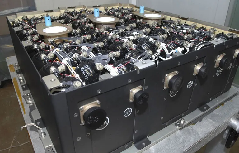 ภาพชุดแบตเตอรี่ของกล้องโทรทรรศน์อวกาศฮับเบิล เป็นแบตเตอรี่ประเภท นิกเกิล-ไฮโดรเจน 2 ภาพจาก NASA
