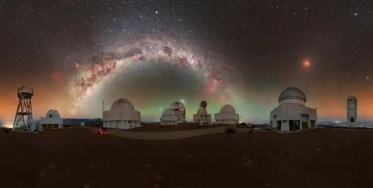 ‘Tololo Lunar Eclipse Sky (นภายามราตรีแห่งจันทรุปราคา ณ Tololo)’ โดย Petr Horálek ถ่ายที่หอดูดาว Cerro Tololo Observatory ชิลี