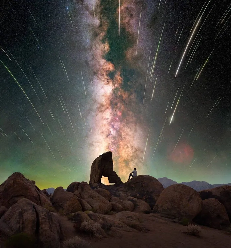 ‘Boot Arch Perseids (ฝนดาวตกเพอร์เซอิดส์ ณ หินรองเท้าบูต)’ โดย Mike Abramyan ถ่ายที่เทือกเขา Alabama Hills สหรัฐอเมริกา