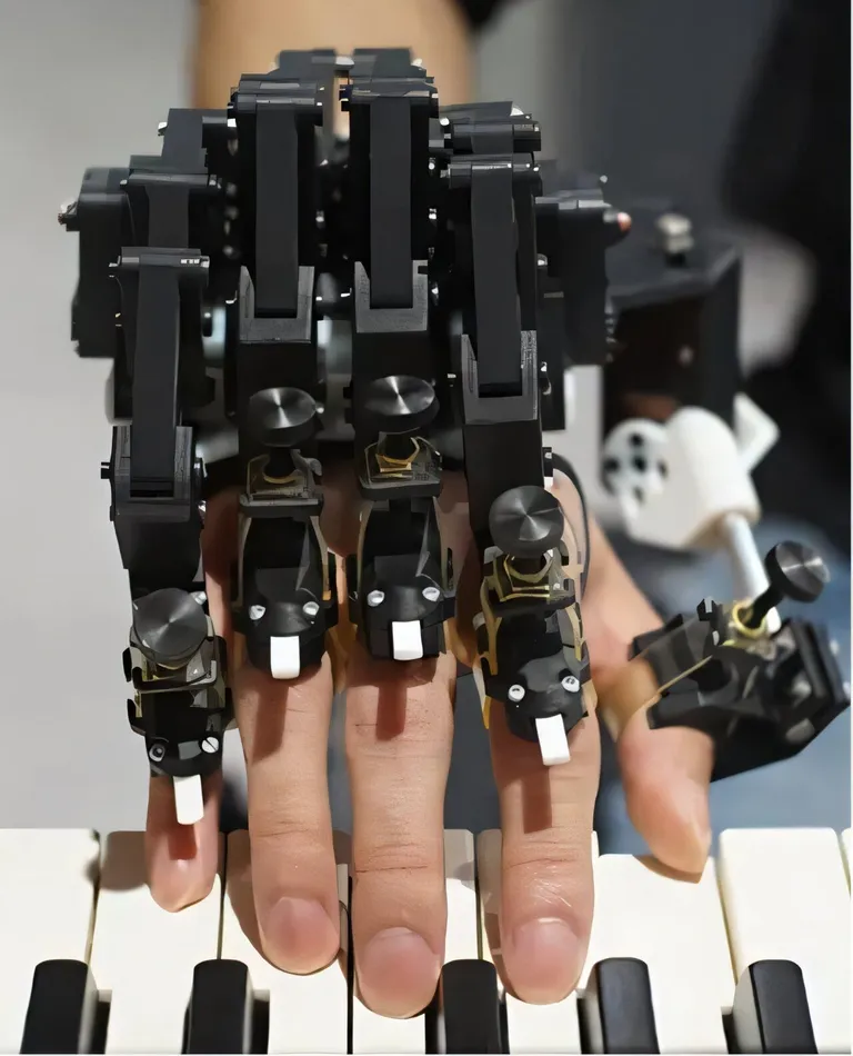 ภาพของ "มือกล" (ภาพจาก Shinichi Furuya via Tech Xplore)