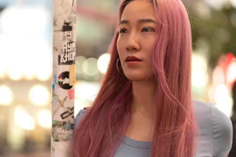 urban-portrait-young-woman-with-pink-hair