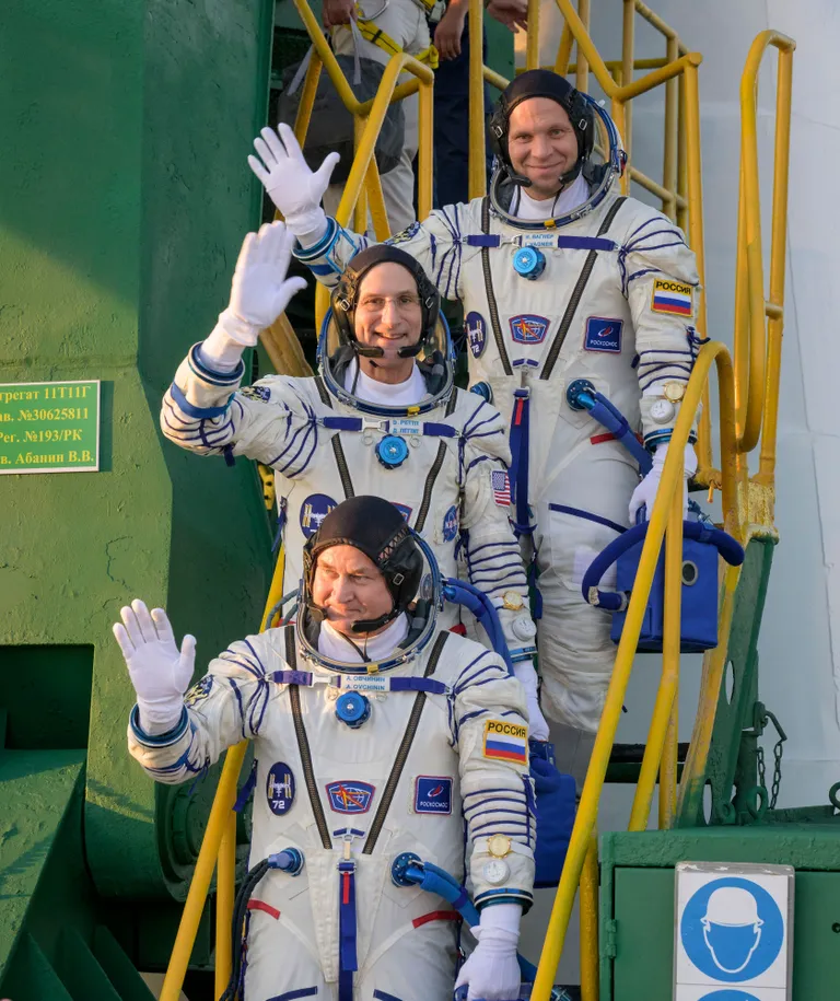 Pettit (กลาง) ถ่ายภาพร่วมกับ Ivan Vagner (บน) และ Alexey Ovchinin (ล่าง) ที่ฐานปล่อยจรวดในคาซัคสถาน เมื่อวันที่ 11 ก.ย. 2024 (ภาพจาก: Bill Ingalls/NASA/AFP)