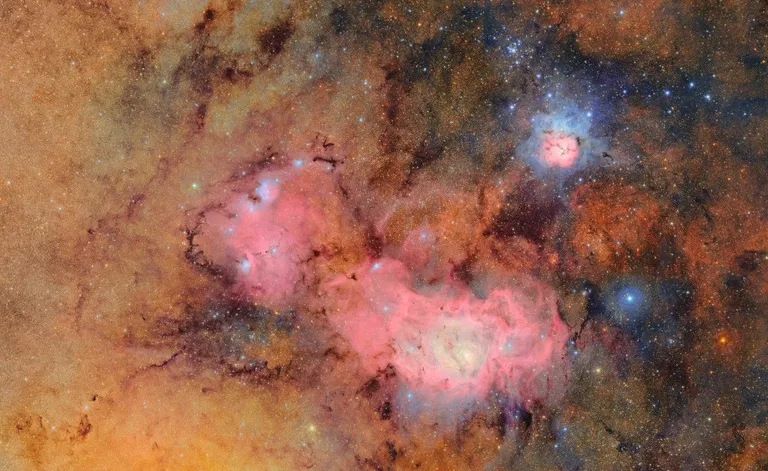 ภาพถ่ายที่ประกอบด้วยเนบิวลา Trifid และ Lagoon (ภาพจาก: HANDOUT/NSF-DOE Vera C. Rubin Observatory/AFP)