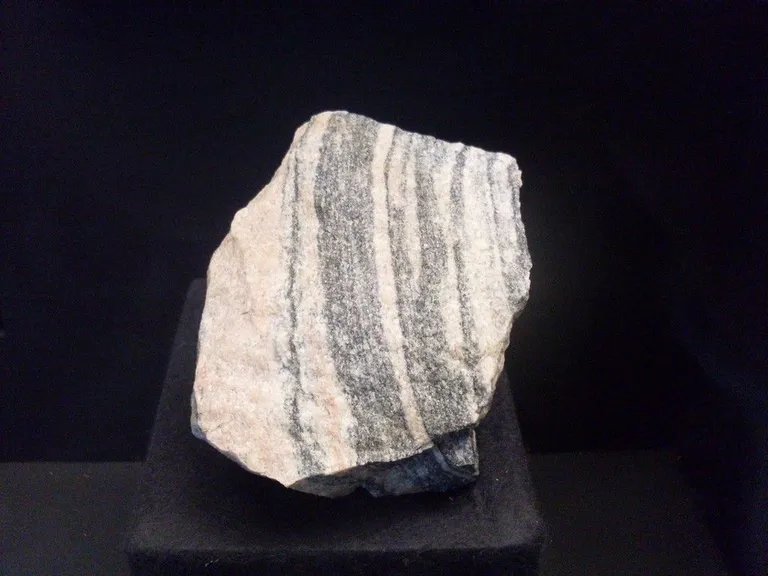 ภาพถ่ายหินกลุ่มอะคาสตาไนส์ (Acasta Gneiss) หินกลุ่มที่เก่าแก่ที่สุดในโลก คาดว่ามีอายุตั้งแต่ 2.5–4 พันล้านปี จัดแสดงที่ Natural History Museum กรุงเวียนนา ประเทศออสเตรีย ภาพถ่ายจาก Pedroalexandrade