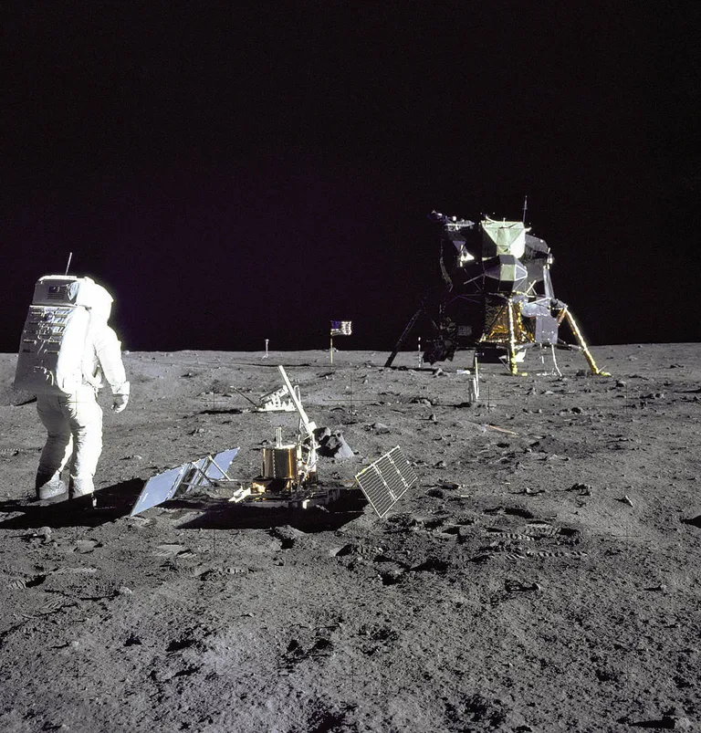 Astronaut Buzz Aldrin set up several scientific experiments while on the surface of the Moon during the historic Apollo 11 mission. You can see the lunar module, “Eagle,” in the background. ภาพจาก NASA
