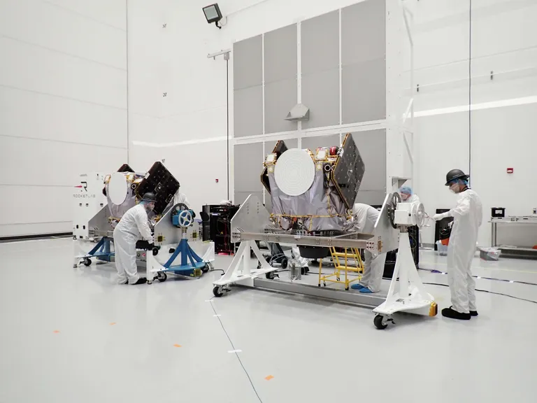 ภาพถ่ายยาน Blue และ Gold ในโรงงานประกอบของ Rocket Lab ภาพจาก Rocket Lab.jpeg