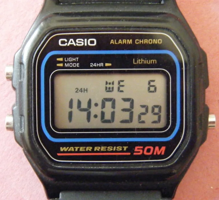 นาฬิกาดิจิตอล CASIO W-59 ซึ่งมีหน้าจอแสดงผลแบบ LCD ซึ่งนี่คือหนึ่งในรูปแบบการใช้งานหน้าจอแบบ LCD รูปแบบหนึ่งและเห็นการเปลี่ยนแปลงง่ายที่สุดตัวอย่างหนึ่งสำหรับจอ LCD ที่มา Ricce