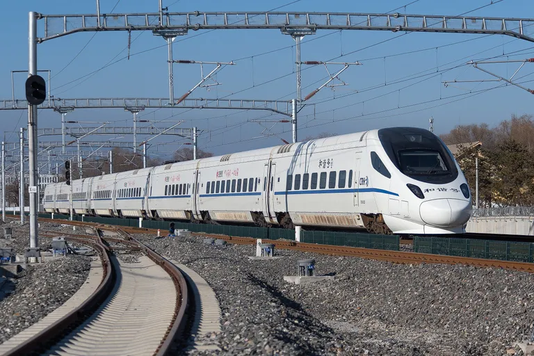 ภาพรถไฟฟ้าความเร็วสูงรุ่น CRH5A ของจีนที่ไม่ได้มีรูปร่างของหัวขบวนเหมือนกับหัวขบวนของรถไฟฟ้าชินคันเซ็นอีกเช่นกัน ภาพจาก N509FZ