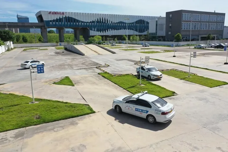 โรงเรียนสอนขับรถจีน ใช้ “ครู AI” ช่วยฝึก ไม่ต้องมีครูตัวจริงอยู่บนรถ ภาพจาก Xinhua
