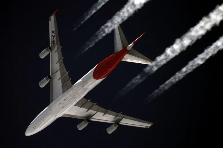 Contrail จากเครื่องบิน Boeing 747 ที่ความสูง 11,000 เมตร เหนือพื้นดิน