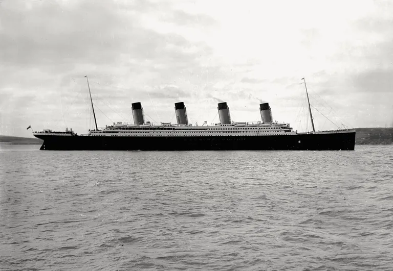 ภาพถ่ายของเรือไททานิกจากบริเวณ Cobh harbour ในประเทศอังกฤษ ในเที่ยวการเดินทางแรกและเที่ยวสุดท้ายของเรือ
