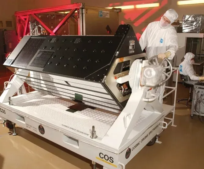 ภาพถ่ายอุปกรณ์ Cosmic Origins Spectrograph ที่ติดตั้งบนกล้องโทรทรรศน์อวกาศฮับเบิล