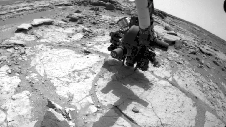 ภาพขณะที่หุ่นยนต์ Curiosity ใช้แขนกลเจาะหิน Cumberland เมื่อปี 2013