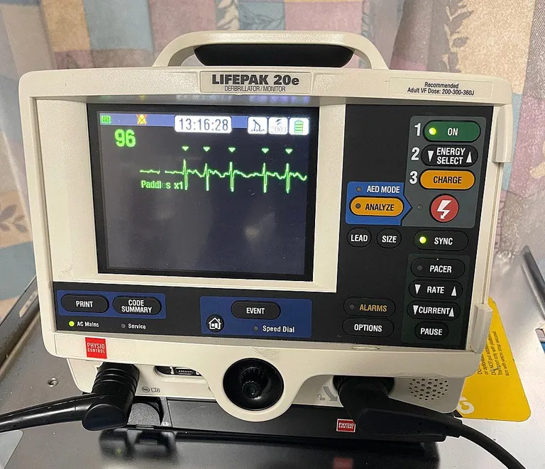 เครื่อง Defibrillator ซึ่งอยู่ในโหมด Sync กับคลื่นไฟฟ้าหัวใจ (QRS Complex)