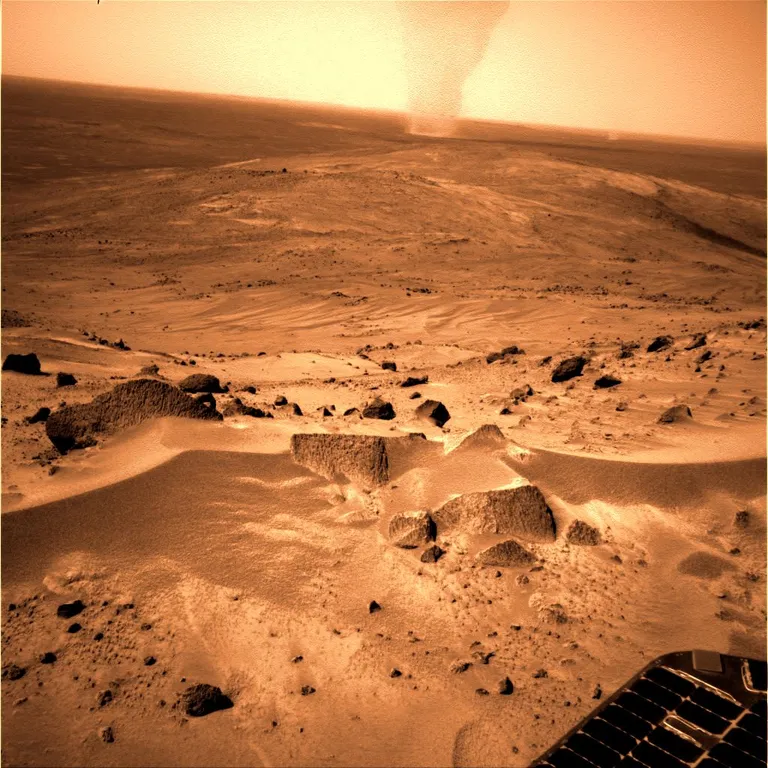 ภาพถ่ายพายุหมุนฝุ่นบนดาวอังคาร (Dust Devil) เป็นหนึ่งในปัจจัยที่หอบนำฝุ่นมาเกาะบนแผงโซลาเซลล์ของยานสำรวจอวกาศลำต่าง ๆ ภาพถ่ายจากหุ่นยนต์สปิริตเมื่อปี 2005