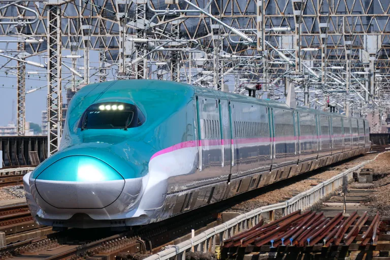 ภาพรถไฟชินคันเซ็นรุ่น E5 ให้บริการในเส้นทางของ JR East ภาพจาก MaedaAkihiko