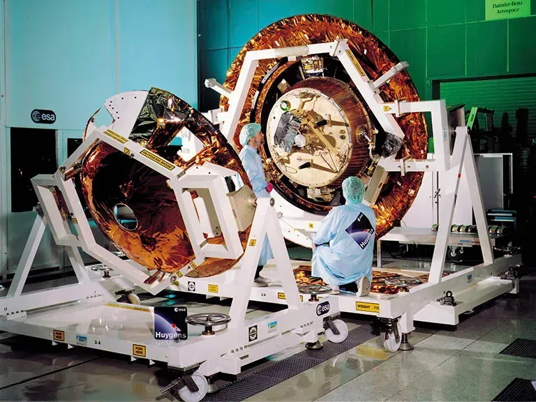 ภาพการประกอบยานฮอยเกนส์ของ ESA
