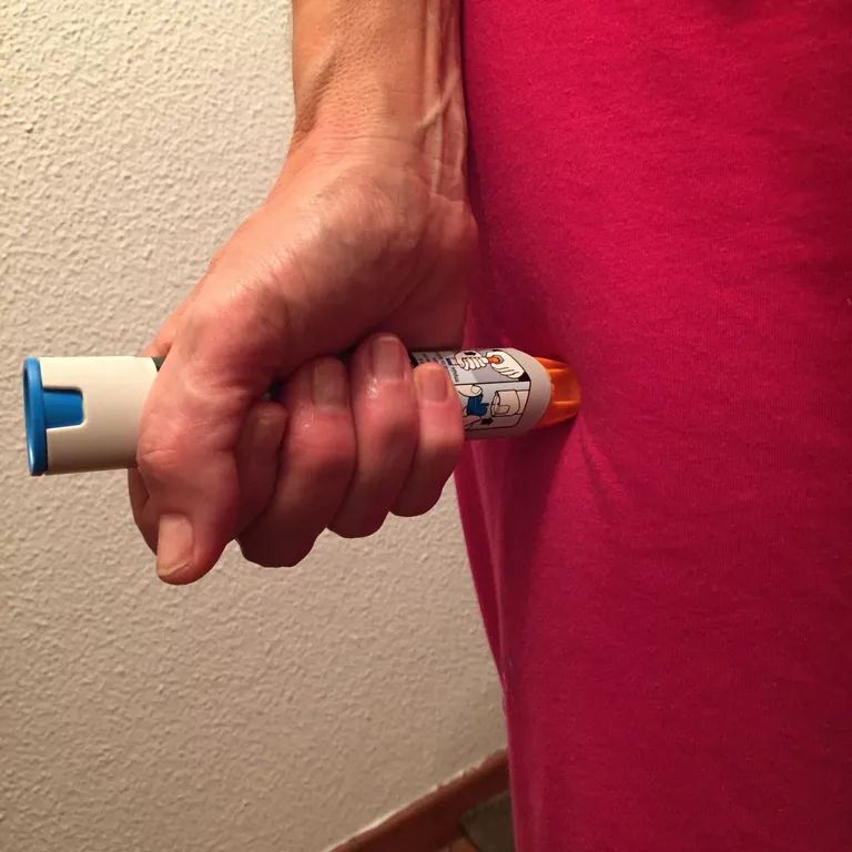การฉีด Epinephrine Autoinjector นั้นทำผ่านการฉีดในบริเวณต้นขา
