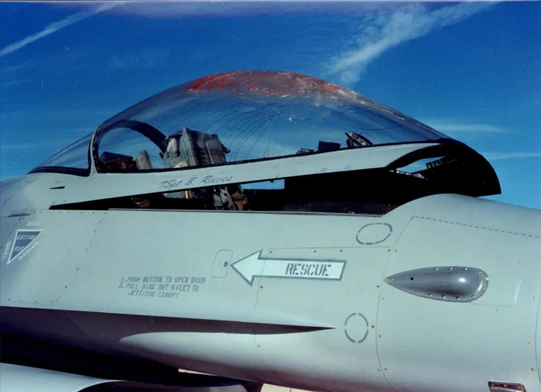 กระจกห้องนักบินเครื่องบิน F-16 หลังชนเข้ากับนก
