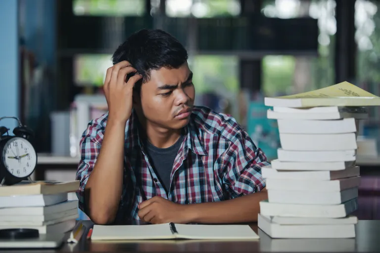 นักศึกษาเบื่อการสอบ ภาพจาก Freepik