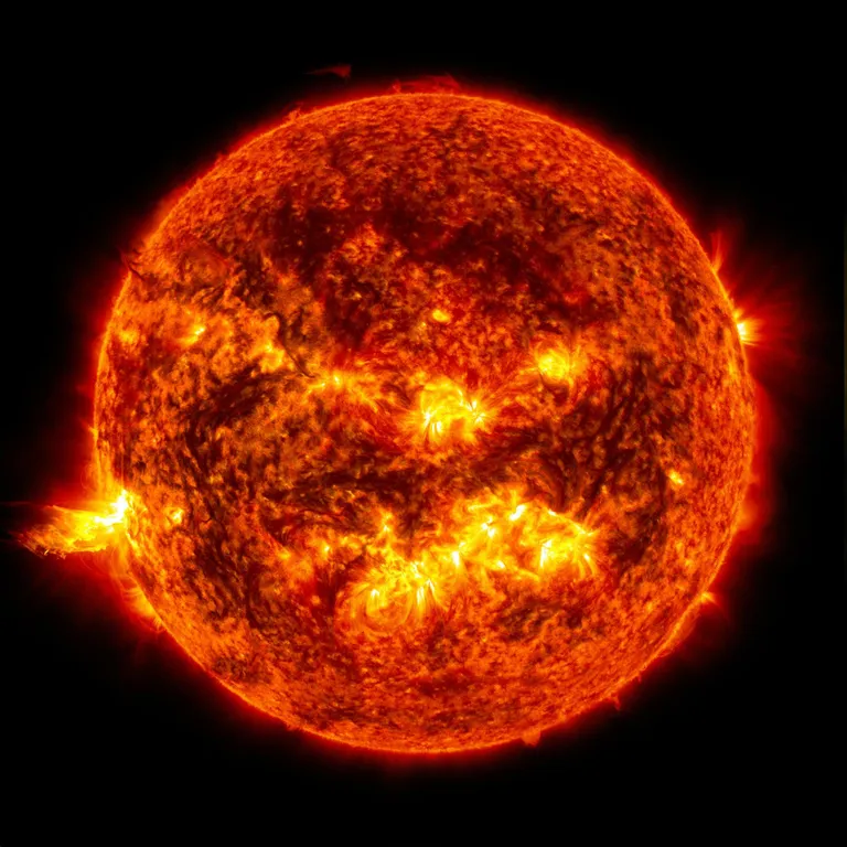 ดวงอาทิตย์และเปลวสุริยะในปี 2556 (ภาพ: NASA)