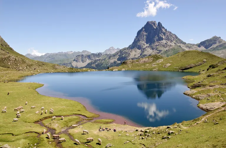 ภาพถ่ายทะเลสาบ Gentau ใน Ossau Valley ประเทศฝรั่งเศส ภาพถ่ายโดย Myrabella