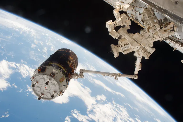 ภาพถ่ายยาน HTV-6 กำลังถูกแขนกล Canadarm 2 ลากเข้าไปเชื่อมต่อกับสถานีอวกาศนานาชาติ ที่มา NASA