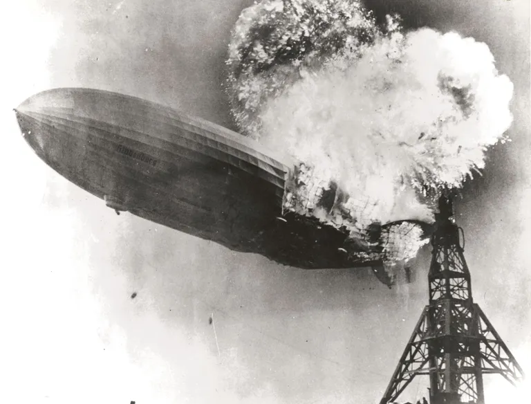 เรือเหาะ Hindenburg ระหว่างการเกิดเพลิงไหม้กลางอากาศ