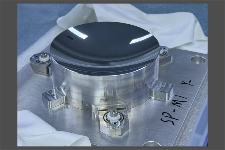 ตัวอย่างชิ้นงานกระจกในอุปกรณ์บันทึกภาพหลายช่วงความยาวคลื่น (Hyperspectral Imaging Payload) ภาพจาก NARIT