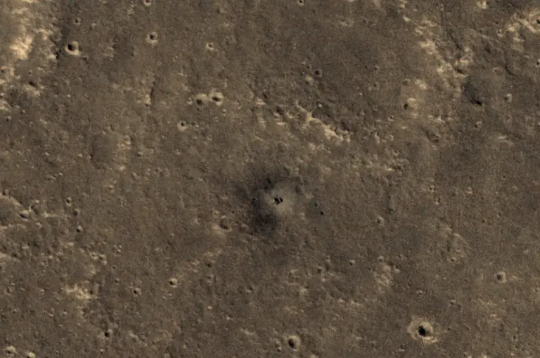 ภาพถ่ายล่าสุดของยาน InSight ที่ถูกถ่ายโดย HiRISE ของยาน MRO ที่ถ่ายเมื่อปี 2024 จะเห็นว่าร่องรอยบนพื้นผิวจากการจุดเครื่องยนต์จรวดและสีสันของยานอวกาศแทบคล้ายกับสีของพื้นผิวโดยรอบของดาวอังคารไปแล้ว ภาพจาก NASA_JPL
