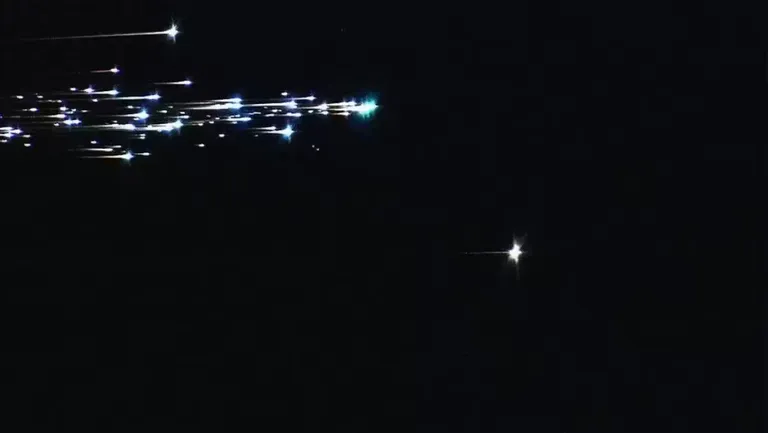 ภาพยานอวกาศ Hayabusa ของ JAXA กำลังกลับเข้าสู่ชั้นบรรยากาศโลกเมื่อวันที่ 13 มิถุนายน 2553 โดยมีตัวยานอวกาศกำลังลุกไหม้อยู่ด้านหลัง ภาพจาก NASA