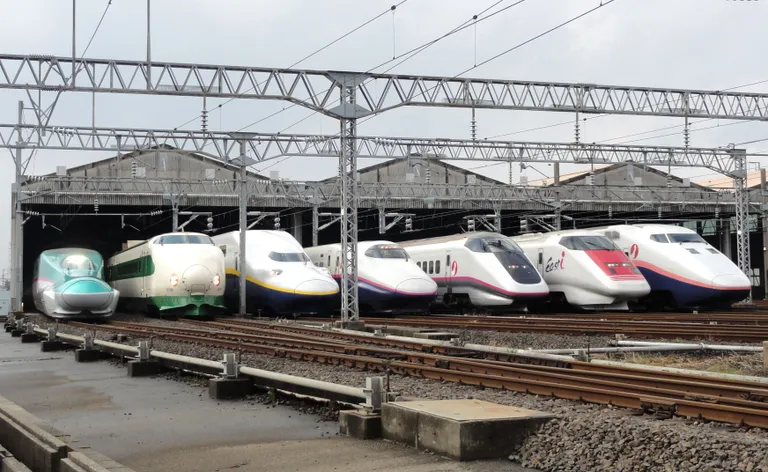 ภาพถ่ายรถไฟชินคันเซ็นรุ่นต่าง ๆ ภายในอู่ของ JR East ภาพโดย RSA