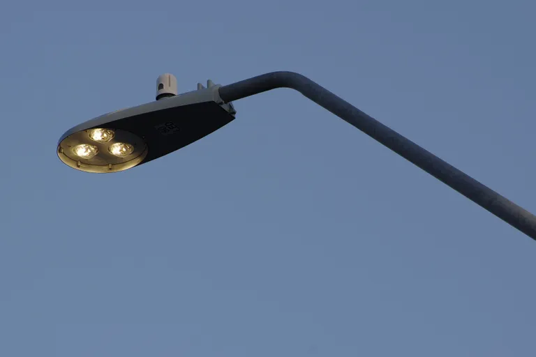 ภาพไฟส่องสว่างทางที่ถูกเปลี่ยนเป็นหลอด LED ภายในรัฐแอริโซนา สหรัฐอเมริกา ภาพถ่ายจาก Chroma Starlight