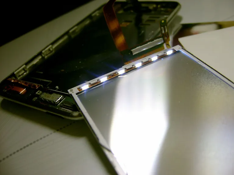 ภาพของแผงวงจรหลอดไฟ LED ด้านหลังของหน้าจอ LCD ของเครื่อง iPod Touch 2G ซึ่งหลอดไฟเหล่านี้เป็นแหล่งกำเนิดแสงที่อยู่ด้านหลังของจอ LCD ที่มักถูกเรียกชื่อทางการตลาดว่าจอ LED