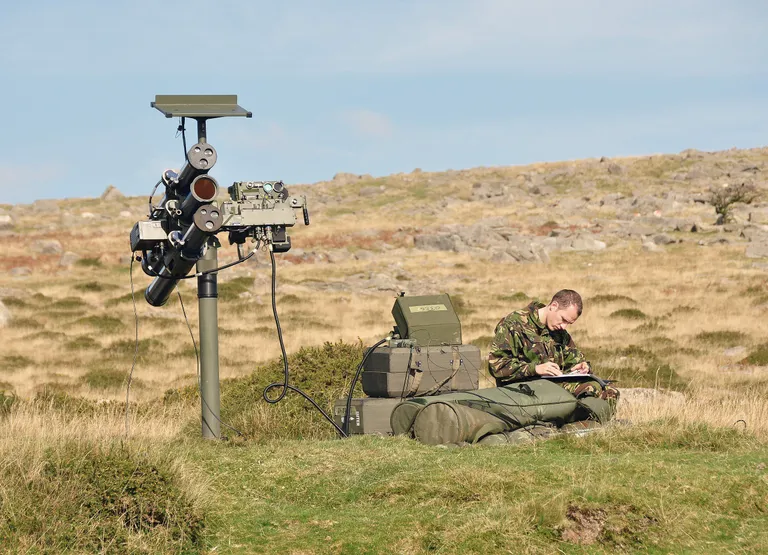 MANPADS รุ่นที่สี่นั้นมีความสามารถในการตรวจจับที่ระยะไกลขึ้น นอกจากนี้ยังสามารถควบคุมด้วยมือโดยผู้ใช้งานได้