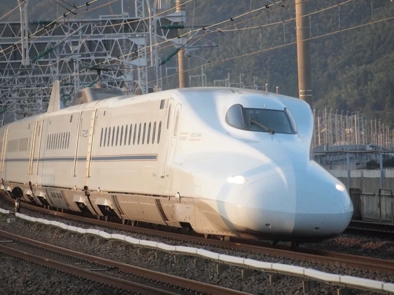 ภาพรถไฟชินคันเซ็นรุ่น N700-8000 รถไฟที่ให้บริการในเส้นทางของ JR Central, JR West, และ JR Kyushu ภาพจาก khws4v1