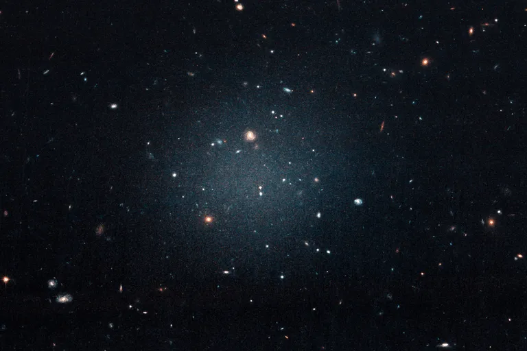 กล้องโทรทรรศน์อวกาศฮับเบิลถ่ายภาพกาแลกซี่ NGC 1052-DF2 มีปริมาณสสารมืดมากกว่าที่ตรวจวัดได้ 400 เท่า ภาพจาก NASA